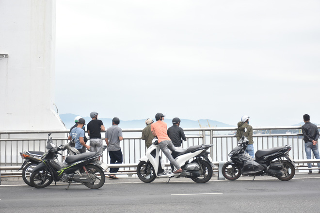 Sau gần 15 tiếng đồng hồ đu lan can cầu Thuận Phước, người đàn ông dọa tự tử đã về nhà-9