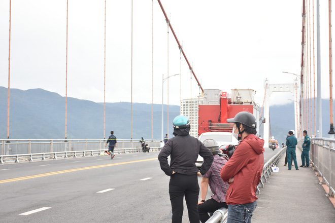 Sau gần 15 tiếng đồng hồ đu lan can cầu Thuận Phước, người đàn ông dọa tự tử đã về nhà-10