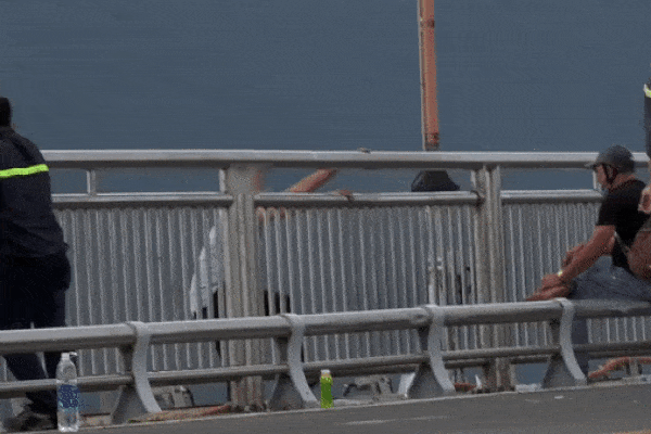 Bé trai đang ở một mình trong nhà thì gã đàn ông lạ bất ngờ xuất hiện, theo dõi camera mà bố mẹ sợ đứng tim-2