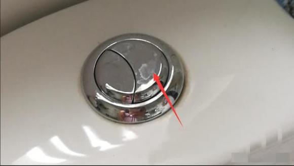 Bồn cầu có nút to nút nhỏ, nhiều người sử dụng sai làm lãng phí rất nhiều nước, hãy học cách sử dụng đúng-2