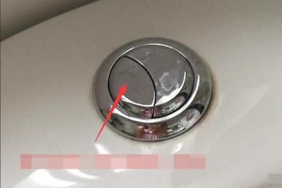 Bồn cầu có nút to nút nhỏ, nhiều người sử dụng sai làm lãng phí rất nhiều nước, hãy học cách sử dụng đúng