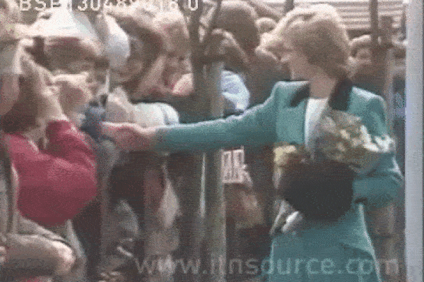 Sự khác biệt đầy phũ phàng giữa Công nương Diana và tình địch Camilla trong hôn lễ với Thái tử Charles chỉ trong một khoảnh khắc-5