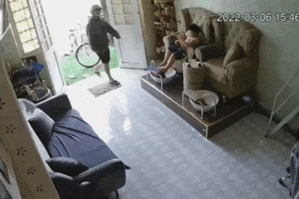 Tên cướp trắng trợn vào nhà dân giữa ban ngày, giật điện thoại ngay trên tay bé trai