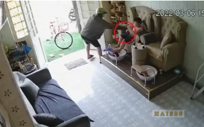 Bé trai đang ở một mình trong nhà thì gã đàn ông lạ bất ngờ xuất hiện, theo dõi camera mà bố mẹ sợ đứng tim-1