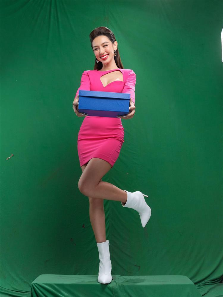 Hoa hậu Thùy Tiên mặc váy bó để lộ vòng 2 như mới đẻ-3