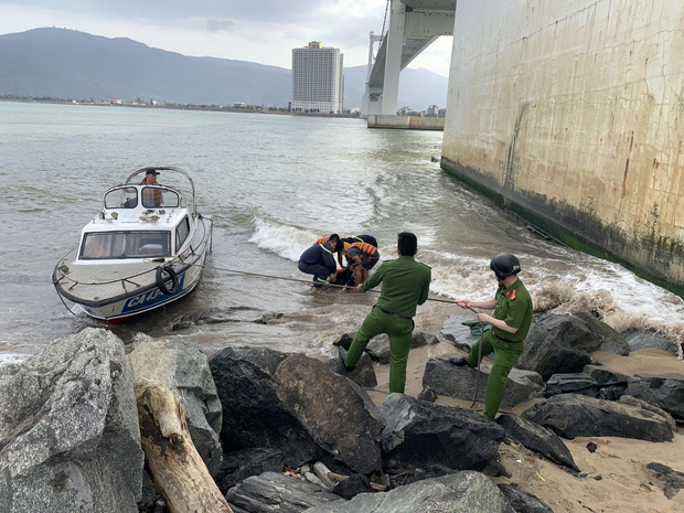 Người đàn ông nhảy xuống sông tự tử sau gần 1 ngày ngồi ở cầu Thuận Phước-1