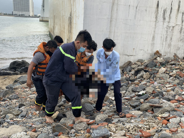 Người đàn ông nhảy xuống sông tự tử sau gần 1 ngày ngồi ở cầu Thuận Phước-2