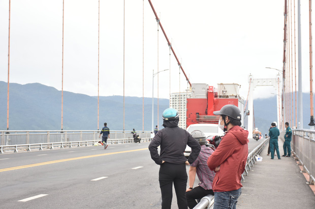 Người đàn ông nhảy xuống sông tự tử sau gần 1 ngày ngồi ở cầu Thuận Phước-4