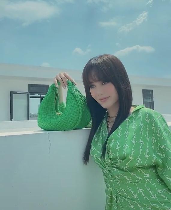 Minh Hằng bị chỉ trích vì gợi ý chị em phối đồ lộ nội y ngày 8/3-1