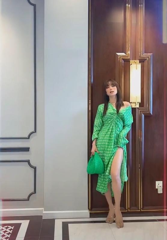 Minh Hằng bị chỉ trích vì gợi ý chị em phối đồ lộ nội y ngày 8/3-4