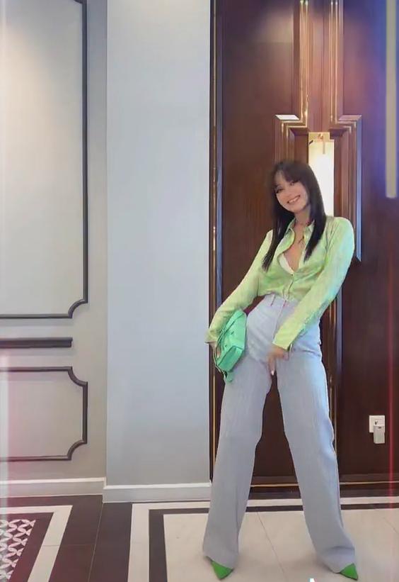 Minh Hằng bị chỉ trích vì gợi ý chị em phối đồ lộ nội y ngày 8/3-7