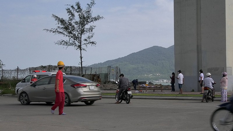 Clip: Hiện trường người đàn ông nhảy cầu Thuận Phước tự tử dù đã được thuyết phục và về nhà-2