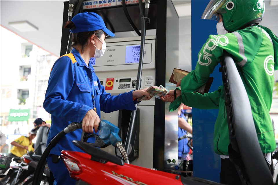 Giá xăng có thể lên 30.000 đồng, DN như ngồi trên lửa, dân chịu sao nổi-1