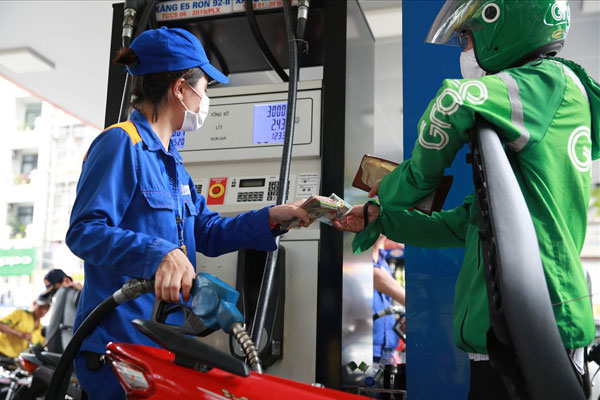 Lít xăng, viên thuốc tăng không thấy đỉnh, dân Việt lo tiền bốc hơi-3