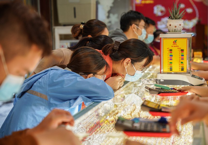 Không dám mua vàng vì giá chạm mốc 74 triệu đồng/lượng-1