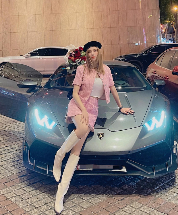 Sao Vbiz ngày 8/3: 1 mỹ nhân tậu xế hộp 18 tỷ đồng tự thưởng cho bản thân, Đỗ Mỹ Linh cà khịa Tiểu Vy thế này đây!-4