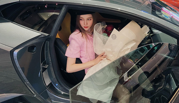 Sao Vbiz ngày 8/3: 1 mỹ nhân tậu xế hộp 18 tỷ đồng tự thưởng cho bản thân, Đỗ Mỹ Linh cà khịa Tiểu Vy thế này đây!-2