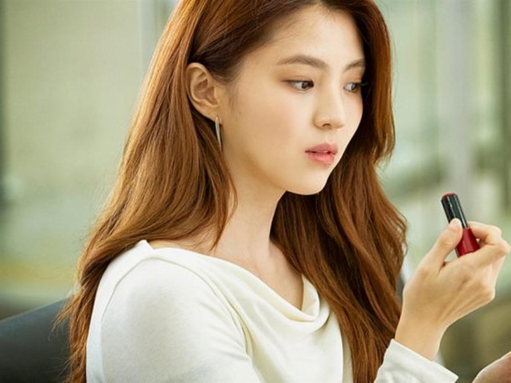 Phát hiện bạn gái còn giữ son môi người yêu cũ tặng, tôi tức giận bẻ gãy toàn bộ, cô ấy đáp lại một câu khiến tôi ngây ngẩn cả người-1