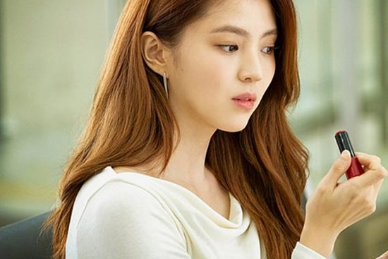 Phát hiện bạn gái còn giữ son môi người yêu cũ tặng, tôi tức giận bẻ gãy toàn bộ, cô ấy đáp lại một câu khiến tôi ngây ngẩn cả người