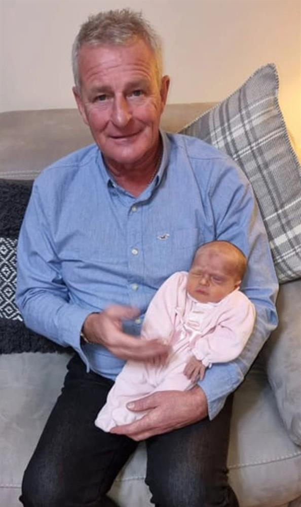 Người đàn ông mới mua vé số thì ngã gãy cổ chết, vài ngày sau con gái chết lặng khi mở phong bì thư màu vàng và câu nói như điềm báo-2