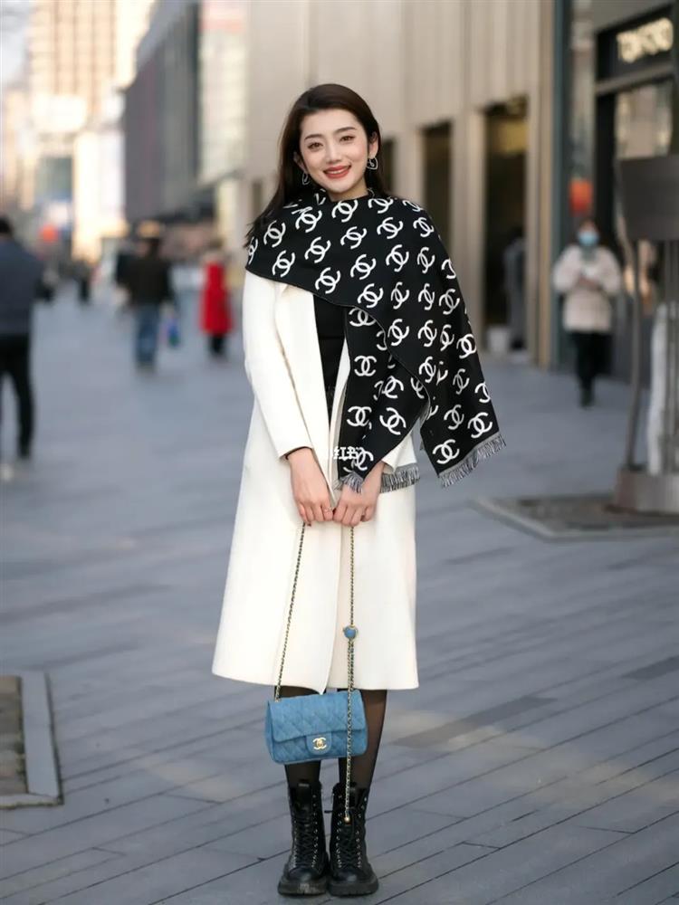 Street style Châu Á: Hội chị em lên đồ diện quần jeans đẹp chuẩn không trượt bộ nào-10