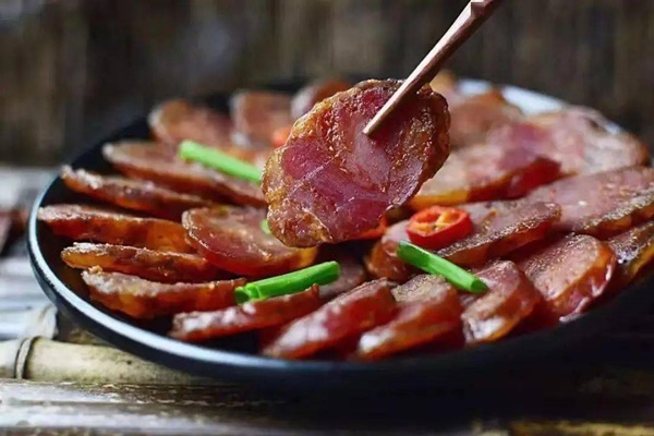 Rùng mình xưởng chế biến nguyên liệu ăn kèm của loại mì tôm nổi tiếng, ở Việt Nam cũng có bán-7