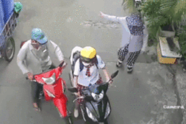 Khoảnh khắc cặp đôi lớn tuổi dàn cảnh trộm điện thoại của nữ sinh lớp 11