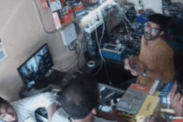 Smartphone bất ngờ phát nổ, cháy dữ dội trên tay người đàn ông-1