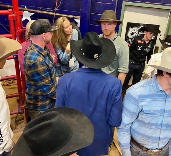 Hoàng tử Harry xuất hiện với diện mạo mới gây tranh cãi khiến Meghan bị chất vấn, xấu hổ không nói nên lời-1