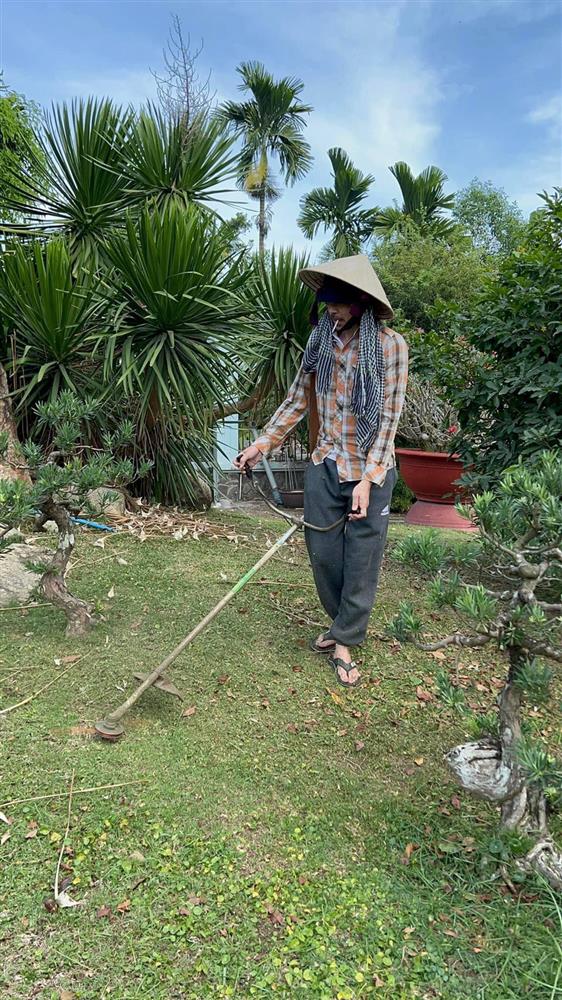 Hình ảnh mới nhất của Hoài Linh: Gầy đen, để râu dài, chăm chỉ làm vườn-1
