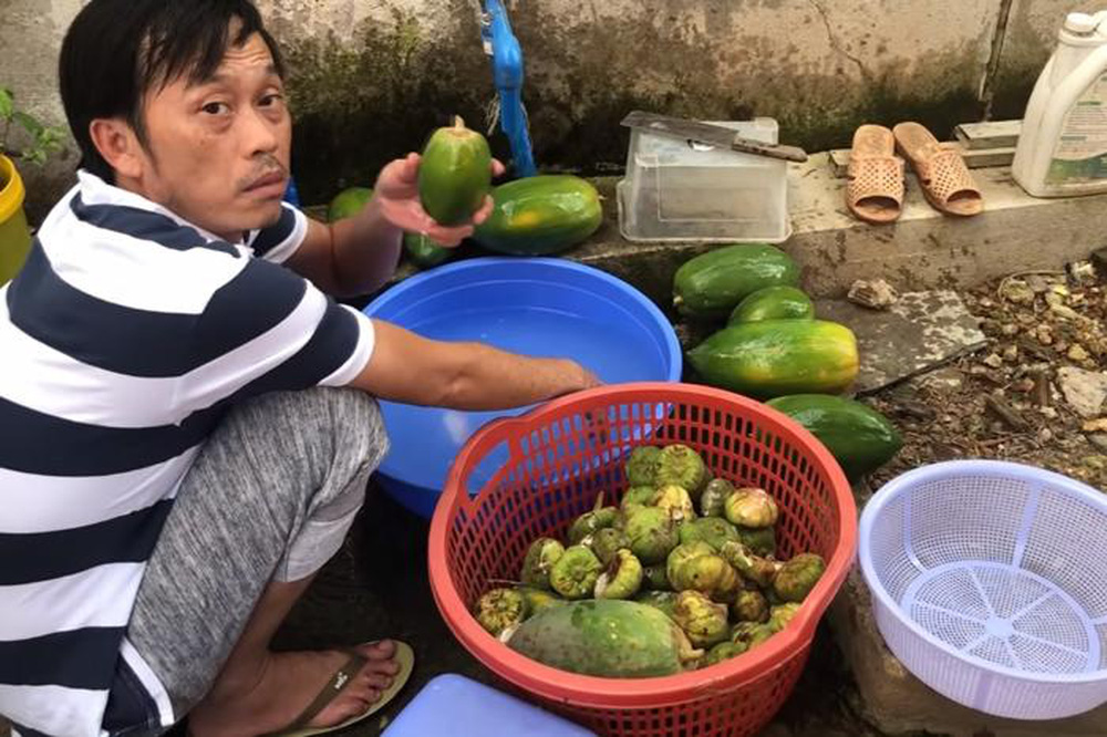 Hình ảnh mới nhất của Hoài Linh: Gầy đen, để râu dài, chăm chỉ làm vườn-4