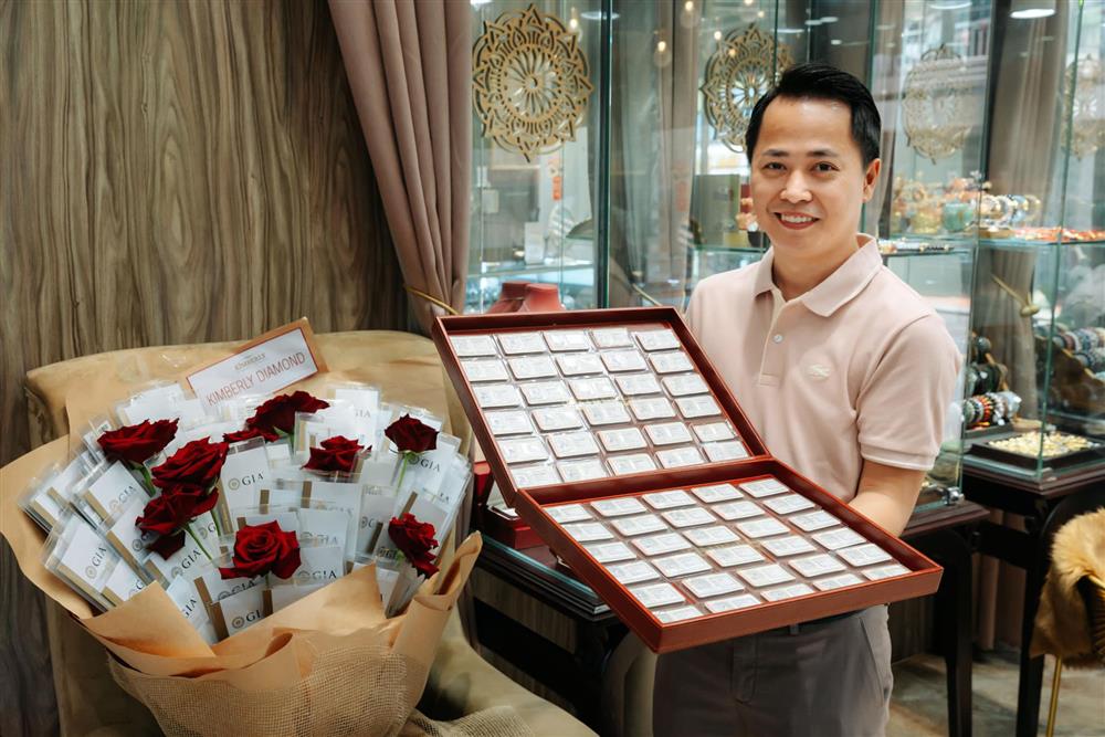 Sốc: Đại gia đặt mua bó hoa làm từ 99 viên kim cương dịp 8/3, ước tính giá trị lên đến 9 tỷ đồng-1