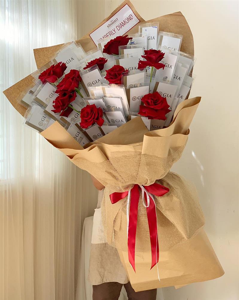 Sốc: Đại gia đặt mua bó hoa làm từ 99 viên kim cương dịp 8/3, ước tính giá trị lên đến 9 tỷ đồng-2