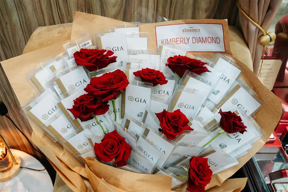 Sốc: Đại gia đặt mua bó hoa làm từ 99 viên kim cương dịp 8/3, ước tính giá trị lên đến 9 tỷ đồng-3