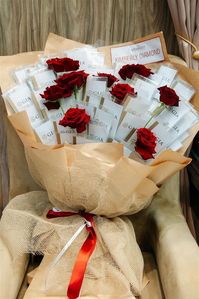 Sốc: Đại gia đặt mua bó hoa làm từ 99 viên kim cương dịp 8/3, ước tính giá trị lên đến 9 tỷ đồng-4