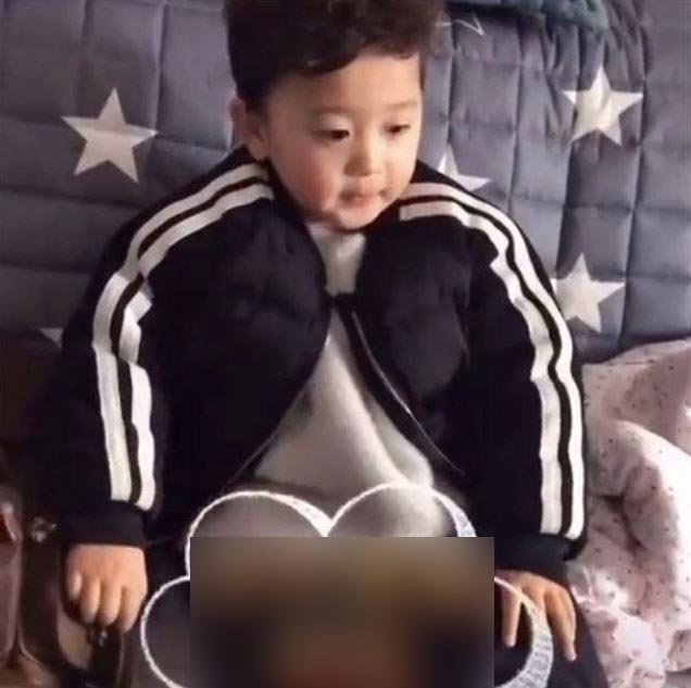 Con trai chạy vào phòng thì thấy mẹ đang thay quần áo, cậu bé nghệt mặt hỏi 1 câu mà mẹ đơ người: Rưng rưng khóc nửa ngày-1