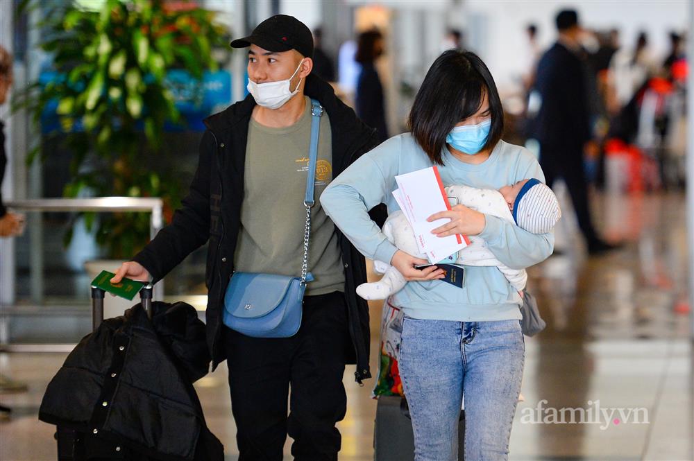 Đồng bào về từ Ukraine khóc nức nở khi vừa đặt chân xuống Sân bay Nội Bài-10