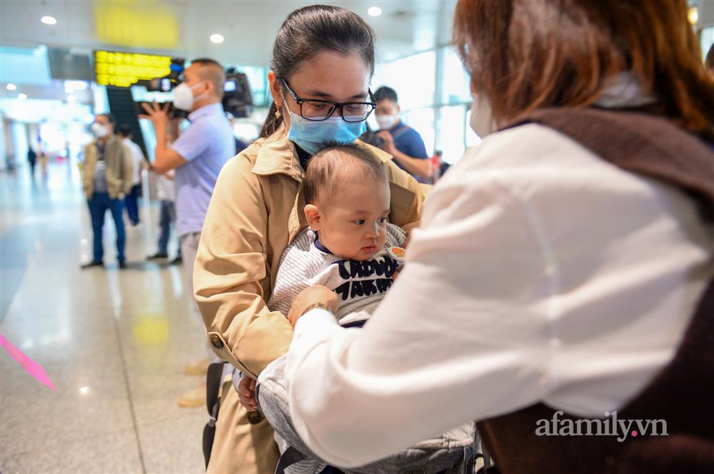 Đồng bào về từ Ukraine khóc nức nở khi vừa đặt chân xuống Sân bay Nội Bài-11