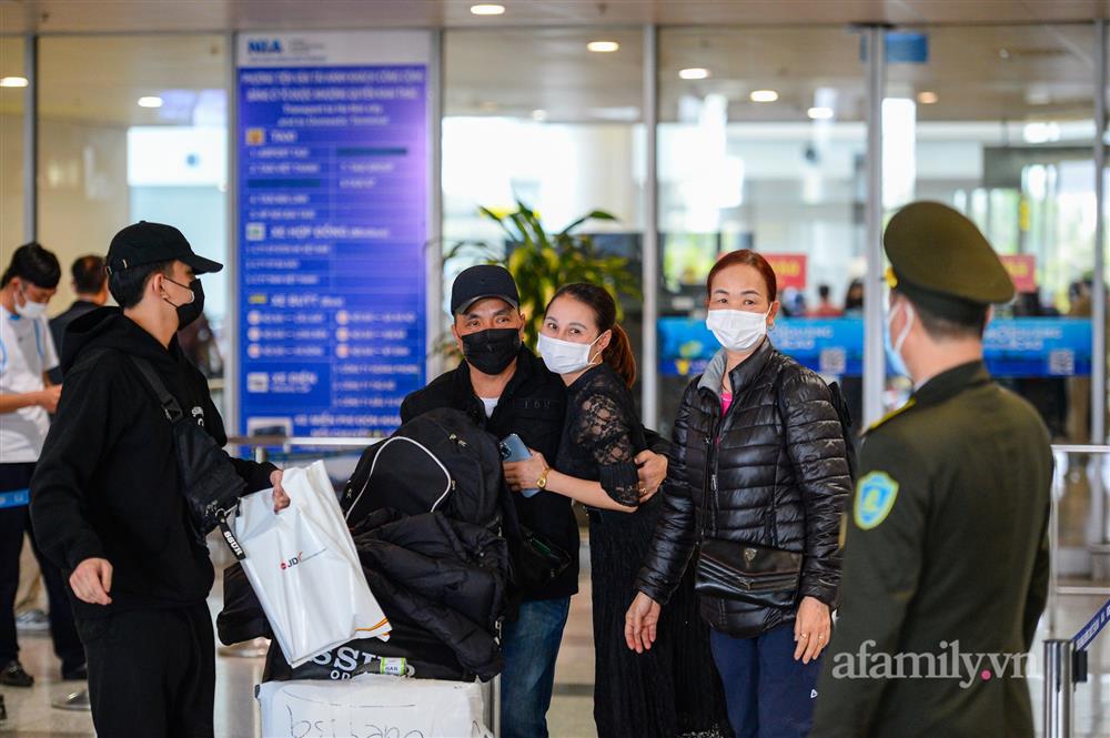 Đồng bào về từ Ukraine khóc nức nở khi vừa đặt chân xuống Sân bay Nội Bài-12