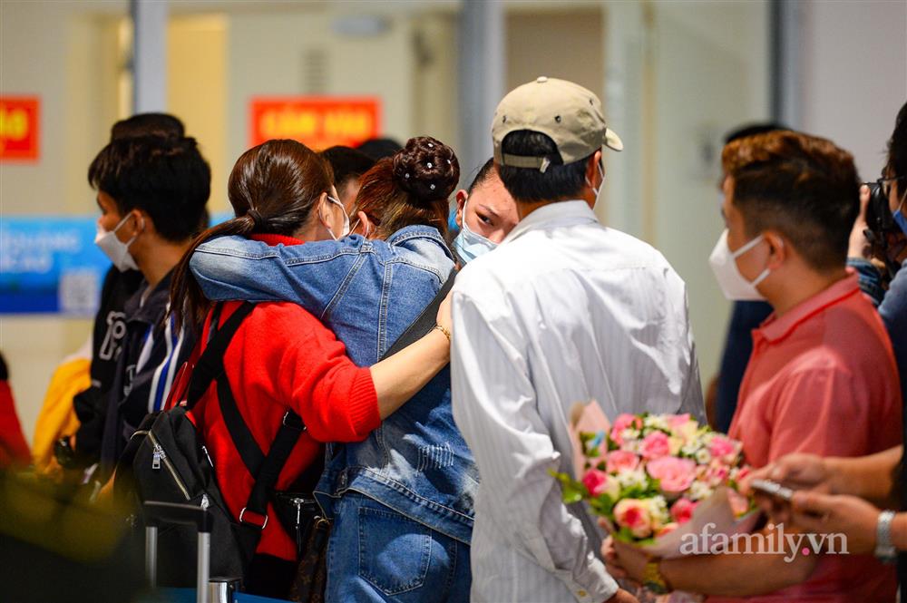 Đồng bào về từ Ukraine khóc nức nở khi vừa đặt chân xuống Sân bay Nội Bài-13