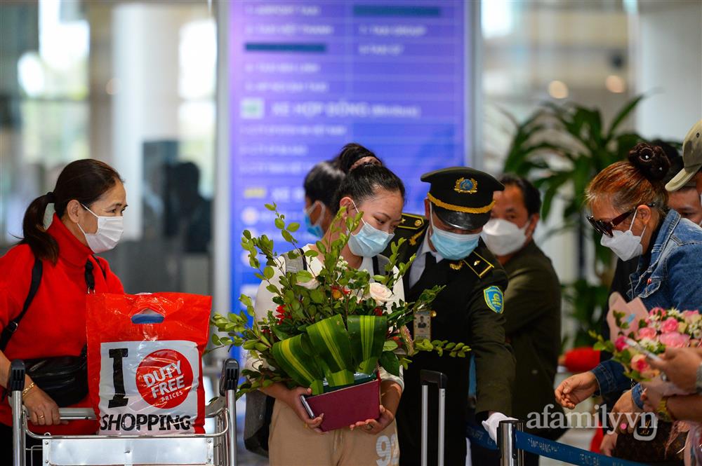 Đồng bào về từ Ukraine khóc nức nở khi vừa đặt chân xuống Sân bay Nội Bài-14