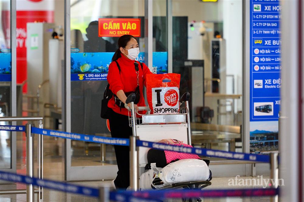 Đồng bào về từ Ukraine khóc nức nở khi vừa đặt chân xuống Sân bay Nội Bài-15