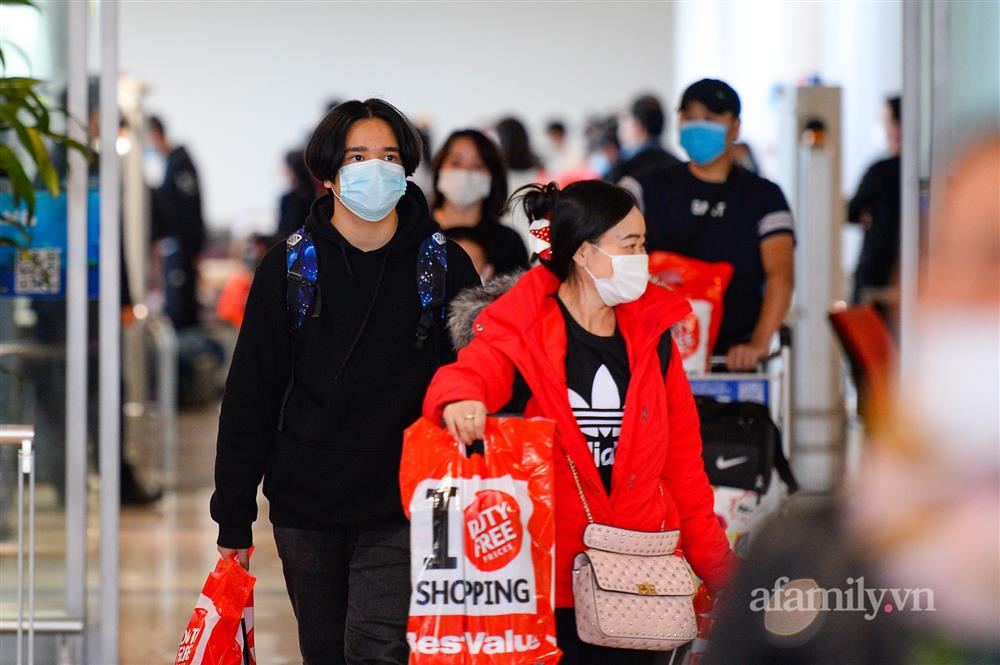 Đồng bào về từ Ukraine khóc nức nở khi vừa đặt chân xuống Sân bay Nội Bài-16