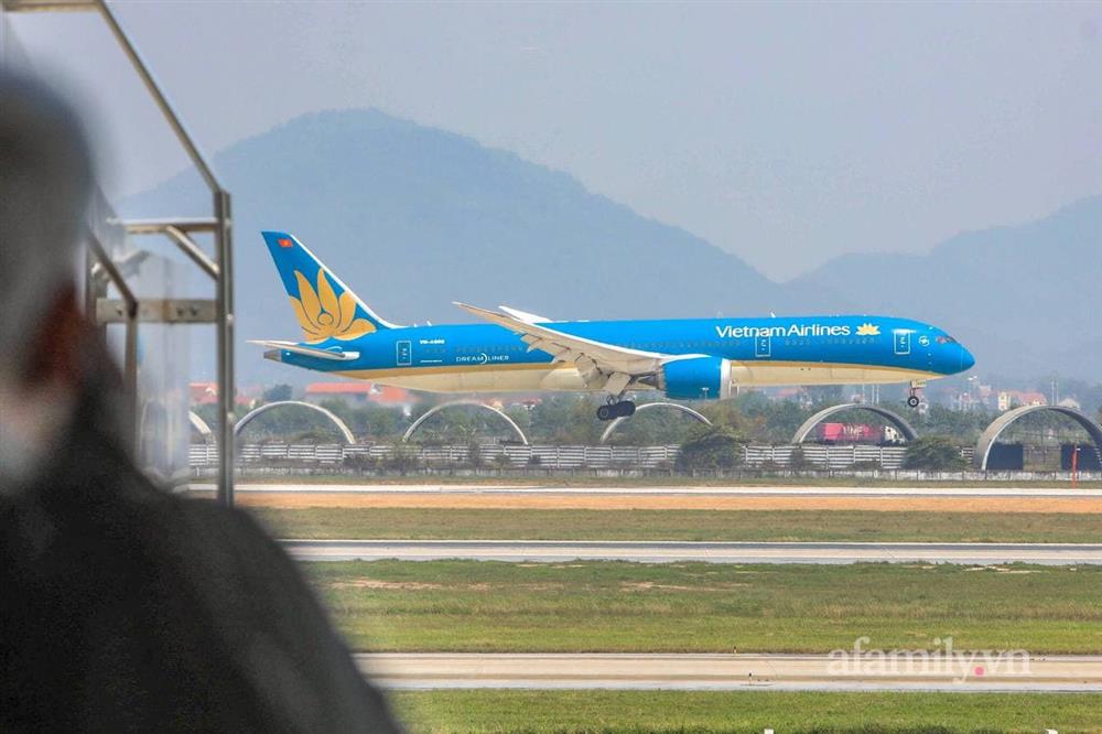 Đồng bào về từ Ukraine khóc nức nở khi vừa đặt chân xuống Sân bay Nội Bài-2