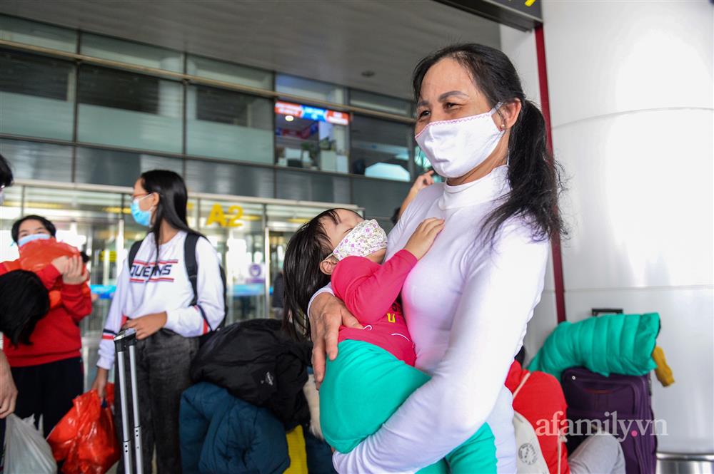 Đồng bào về từ Ukraine khóc nức nở khi vừa đặt chân xuống Sân bay Nội Bài-3