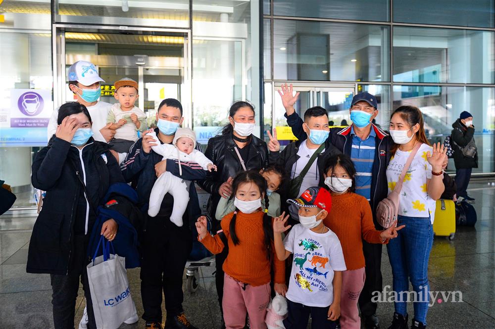 Đồng bào về từ Ukraine khóc nức nở khi vừa đặt chân xuống Sân bay Nội Bài-4