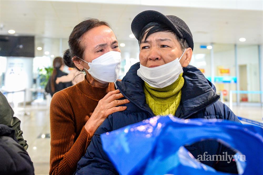 Đồng bào về từ Ukraine khóc nức nở khi vừa đặt chân xuống Sân bay Nội Bài-5