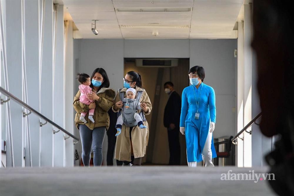 Đồng bào về từ Ukraine khóc nức nở khi vừa đặt chân xuống Sân bay Nội Bài-6