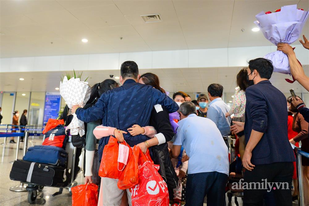 Đồng bào về từ Ukraine khóc nức nở khi vừa đặt chân xuống Sân bay Nội Bài-7