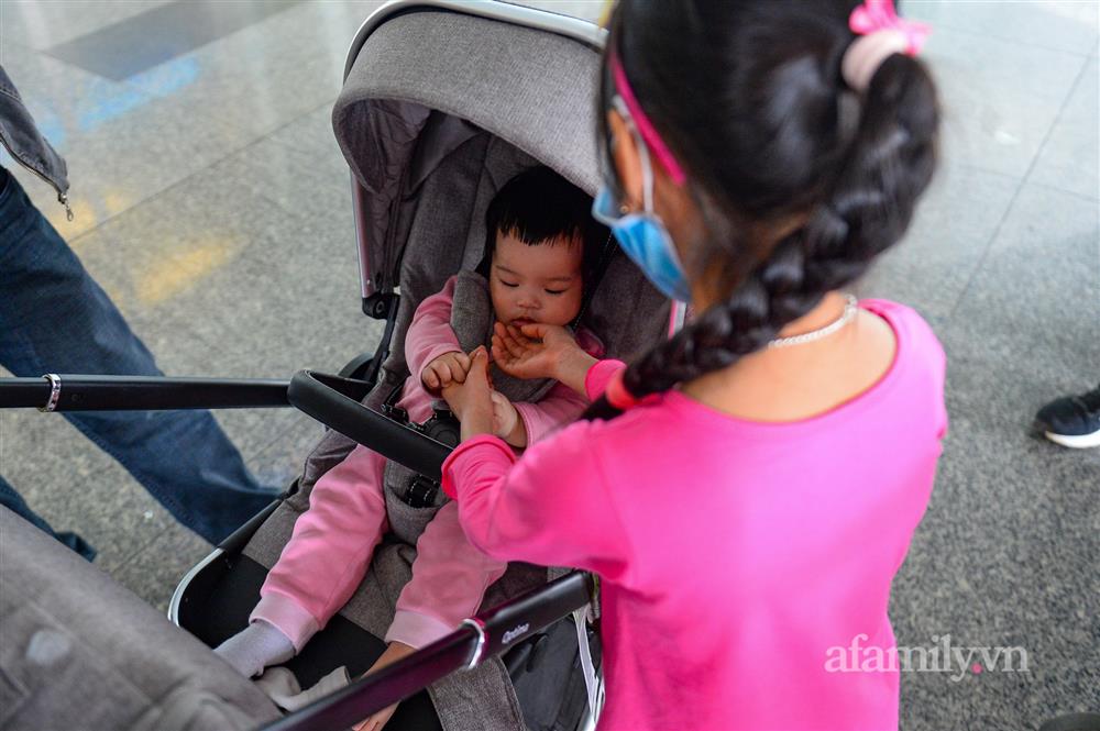 Đồng bào về từ Ukraine khóc nức nở khi vừa đặt chân xuống Sân bay Nội Bài-8